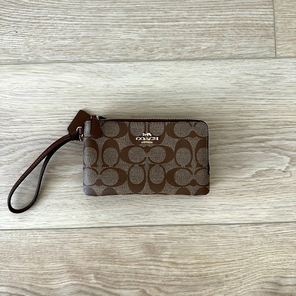 Coach Accessories - Coach zipper wallet/wristlet NWT
